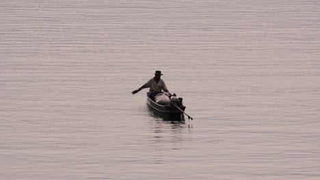 Siluetas-De-Pescadores-Mientras-Lanza-Y-Saca-Su-Red-En-El-Río-Antes-Del-Anochecer