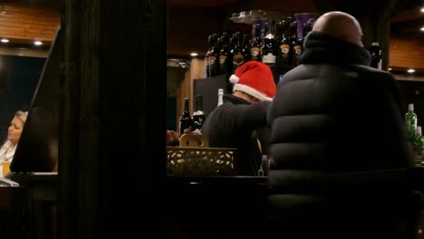 Liverpool-City-Christmas-Market-Bar-Mit-Glühwein---Alkohol-In-Festlicher-Holzhütte