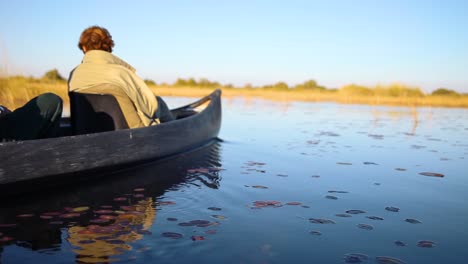 Turistas-Durante-Un-Safari-En-El-Delta-Del-Okavango