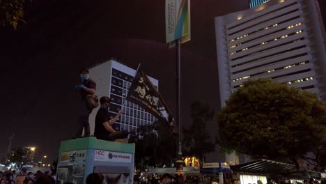 Demonstranten-Saßen-Auf-Einer-Telefonzelle-Und-Schwenkten-Während-Der-Kundgebung-Im-Oktober-In-Hongkong-Die-Flagge-„Befreit-Hongkong“.