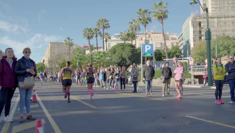 Teilnehmer-Des-Zürcher-Marathons-Malaga-In-Spanien-Laufen-An-Zuschauern-Vorbei,-Zeitlupe