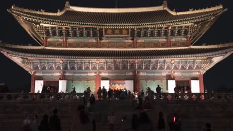 Hyperlapse-Des-Nächtlichen-Wahrzeichens-Des-Gyeongbokgung-Palastes-In-Seoul,-Südkorea