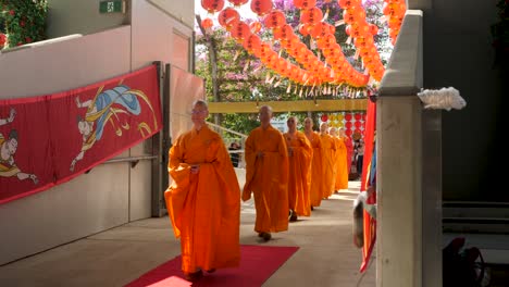 Wanderzeremonie-Der-Mönche-Während-Des-Buddha-Geburtstagsfestes-In-Southbank,-Brisbane-2018