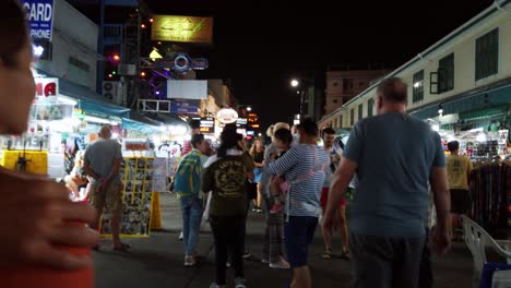 Handheld-szenen-Der-Touristen-Gehen-Nachts-Um-Die-Berühmte-Khao-San-Road,-Die-Jedes-Jahr-Touristen-Aus-Vielen-Ländern-In-Bangkok,-Thailand,-Besuchen