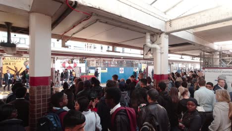 Viajeros-Que-Esperan-En-La-Estación-Harrow-on-the-Hill-Durante-Los-Retrasos-En-Los-Trenes-De-La-Línea-Metropolitana