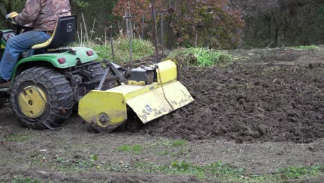 Ein-Mann-Benutzt-Kurz-Vor-Dem-Winter-Einen-Traktorrototiller-Im-Garten