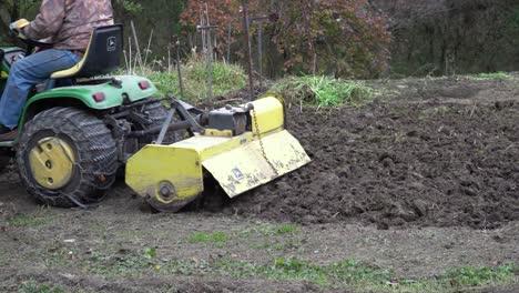 Un-Hombre-Usa-Un-Motocultor-De-Tractor-En-El-Jardín-Justo-Antes-Del-Invierno