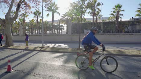 Gente-Corriendo-Y-Montando-En-Bicicleta-En-Zurich-Maraton-Malaga