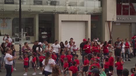La-Multitud-Observa-A-Los-Niños-Pequeños-Marchar-Con-Hula-Hoops-Durante-El-Desfile-Del-Día-De-La-Independencia-De-Costa-Rica