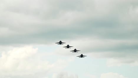 El-Escuadrón-De-Demostración-De-Vuelo-De-Los-ángeles-Azules-Se-Presenta-En-Una-Exhibición-Aérea