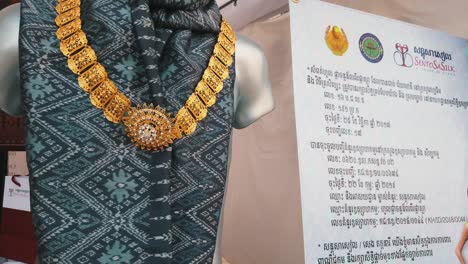 Fancy-Cambodian-Gold-Jewellery-and-Fabric-on-Market-Stall