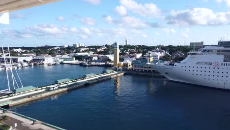 Schiff-Verlässt-Den-Hafen-Von-Nassua,-Bahamas-–-Zeitraffer