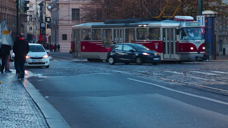 öffentlicher-Verkehr.-Die-Straßenbahn-Verwandelt-Sich-In-Eine-Stadtstraße