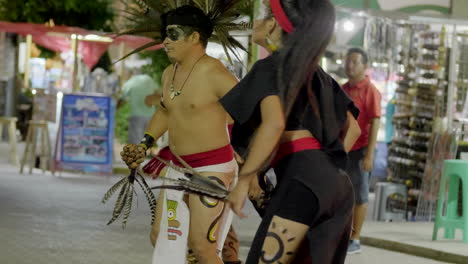 Mexikanischer-Indigener-Tanz-Für-Touristen-In-Playa-Del-Carmen,-Mexiko