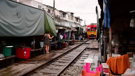 An-exciting-train-ride-to-Mae-Klong-Railway-Market