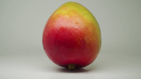 Un-Hermoso-Mango-Dulce-De-Color-Vibrante-En-El-Tocadiscos-De-Fondo-Blanco---Primer-Plano