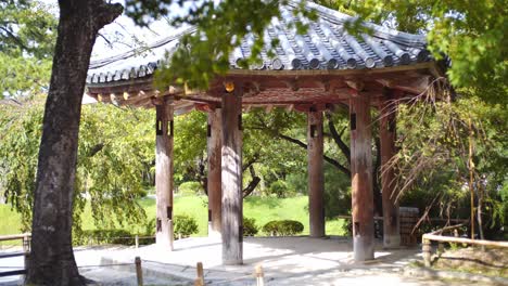 Traditioneller-Rastplatz-In-Einem-Japanischen-Garten-Außerhalb-Eines-Alten-Tempels-In-Kyoto,-Japan-4k