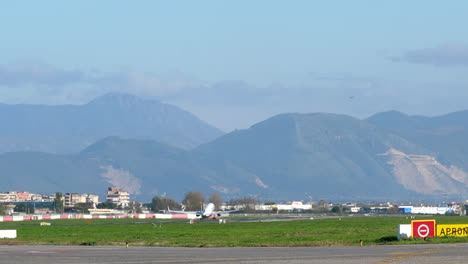 El-Avión-De-Ryanair-Despega-Del-Aeropuerto-De-Nápoles,-Rastreando-La-Bandeja-A-La-Derecha