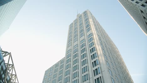 Schriftzug-„Potsdamer-Platz“-Mit-Wolkenkratzer-Des-Sony-Centers-In-Berlin