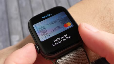 Pagando-Con-Apple-Watch,-Apple-Pay-Siendo-Utilizado-Por-Una-Persona