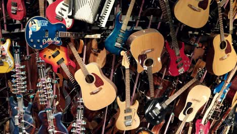 Exhibición-De-Arte-De-Pared-De-Guitarra-Colgante-Del-Museo-De-Cultura-Pop---Guitarras-Famosas-De-Fabricantes-Como-Gibson,-Fender,-Prs,-Gl,-Rickenbacker,-Ibanez,-Esp-Y-Jackson---Seattle,-Wa