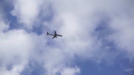 Mucho-Avión-De-Las-Aerolíneas-Polacas-Contra-El-Cielo-Azul-Con-Pocas-Nubes,-Vista-De-Zoom-De-ángulo-Bajo