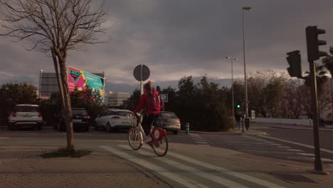 Cámara-Lenta,-Mujer-Monta-Bicicleta-De-Alquiler-Sevici-En-Carril-Bici,-Sevilla,-España