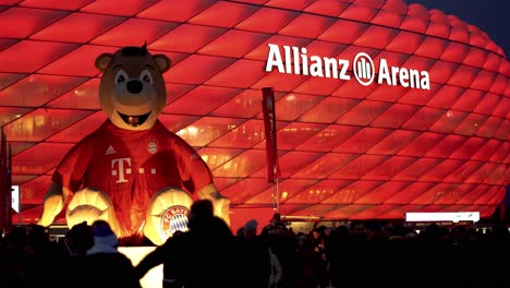 Fans-Del-Club-De-Fútbol-Alemán-Fc-Bayern-Munich-Caminando-Al-Estadio-De-Casa