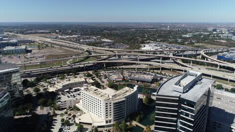 Toma-Aérea-De-Edificios-Y-Autopistas-Alrededor-De-La-Autopista-De-Peaje-Norte-De-Dallas-Y-La-Autopista-De-Peaje-Sam-Rayburn-En-Plano-Texas