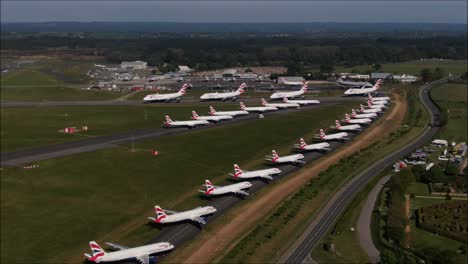 Toma-Aérea-De-Aviones-No-Tripulados-Estacionados-En-La-Calle-De-Rodaje-En-El-Aeropuerto-De-Bournemouth-Debido-Al-Bloqueo-De-Covid-19