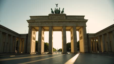 Impresionante-Paisaje-Crepuscular-De-La-Puerta-De-Brandenburgo-En-Berlín-Sin-Gente