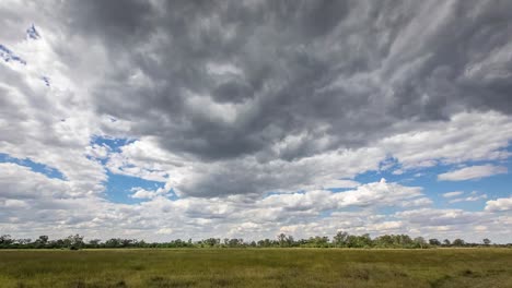 Kumuluswolken-Bilden-Sich-Und-Rücken-Auf-Einer-Flachen-Okavango-Zeitrafferlandschaft-Vor