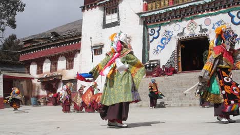 Bunte-Alte-Ethnische-Buddhistische-Mönche-Tibetischer-Cham-Tanz-Traditionelle-Kostümzeremonie-Zeitlupe