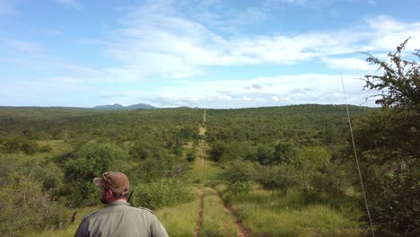 Vista-Panorámica-De-La-Ruta-Del-Safari,-Guía-En-Primer-Plano