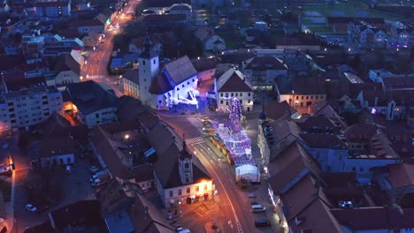 Weihnachtsmarkt-Mit-Dekoration-Und-Hellen-Lichtern-Auf-Dem-Hauptplatz-Der-Kleinstadt-In-Europa,-Luftaufnahme-Des-Alten-Mittelalterlichen-Stadtzentrums