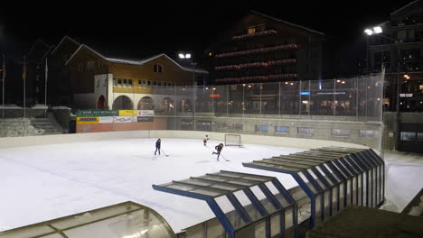 Gruppe-Von-Leuten,-Die-Zum-Spaß-Hockey-In-Der-Stadt-Basel-Spielen