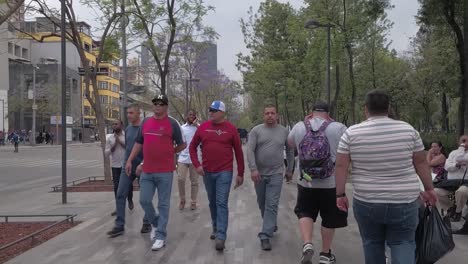 People-walking-on-the-street-in-front-of-the-Alameda-Central