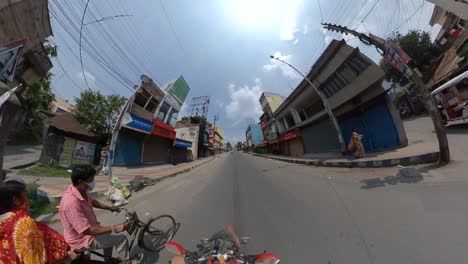 Visión-Ultra-Amplia-Surrealista-Del-Paseo-En-Bicicleta-En-Primera-Persona-En-La-Calle-Vacía-De-Bloqueo-Covid-19-En-India