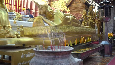 Ceremonia-De-Oración-En-El-Templo-Dot-Suthep-En-Chiang-Mai,-Tailandia