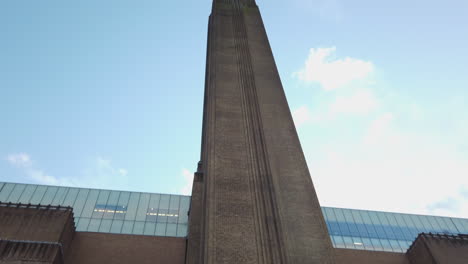 Panorámica-De-La-Alta-Torre-Con-Aspecto-De-Chimenea-Del-Icónico-Edificio-Del-Museo-De-La-Galería-De-Arte-Moderno-Tate-En-La-Ciudad