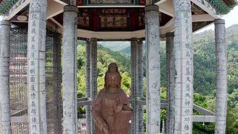 Kuan-Yin,-Göttin-Der-Barmherzigkeit,-Monumentale-Statue-Im-Pavillon-Des-Buddhistischen-Tempels-Kek-Lok-Si,-Luftdrohnensockel-Nach-Unten,-Mittlere-Aufnahme