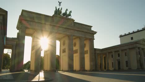 Zeitraffer-Vom-Brandenburger-Tor-In-Berlin-Mit-Sonnenstrahlen,-Die-Durch-Säulen-Scheinen