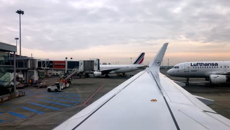 Blick-Auf-Den-Flügel-Des-Flughafens-Toulouse-Auf-Dem-Stark-Befahrenen-Rollfeld-In-Blagnac,-Frankreich