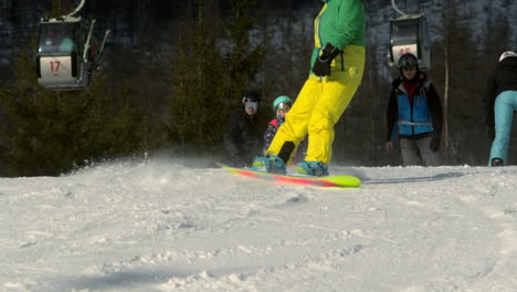Skifahrer-Und-Snowboarder-Jeden-Alters-Genießen-Die-Pisten-Des-Skigebiets-Tatranska-Lomnica