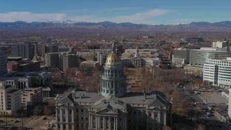 Luftdrohnenaufnahmen-Der-Landeshauptstadt-Und-Der-Umliegenden-Gebäude-In-Der-Innenstadt-Von-Denver,-Colorado