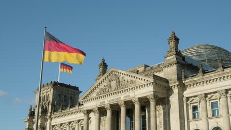 Cámara-Lenta:-Bandera-Alemana-Ondeando-Frente-Al-Edificio-Del-Reichstag,-Berlín