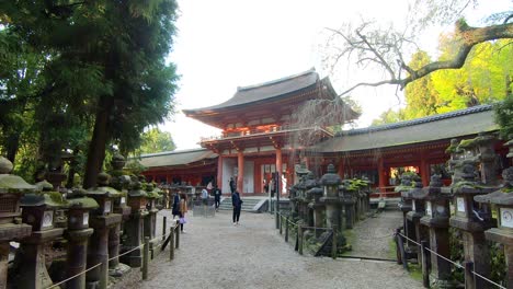 Tourists-sightsee-Japanese-architecture-heritage-near-temple-in-Nara-park