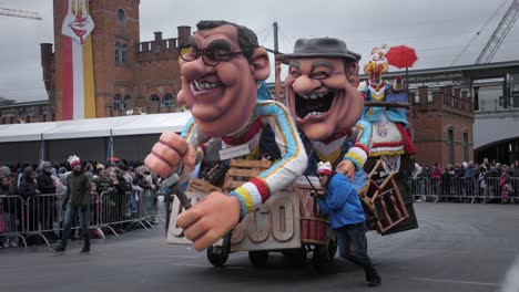 Vagón-De-Críticas-De-La-Unesco-Que-Se-Mueve-En-El-Desfile-De-Carnaval-De-Aalst