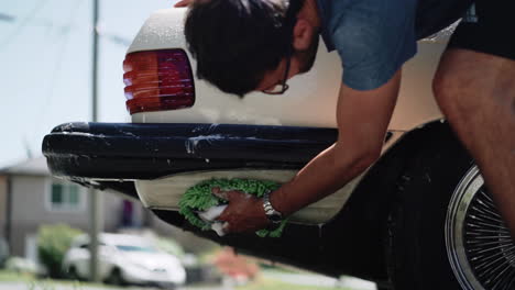 Lavar-Un-Parachoques-En-Un-Auto-Con-Agua-En-Un-Día-Soleado-De-Verano-En-Canadá