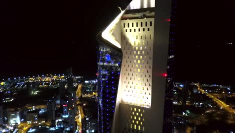 Toma-Cinematográfica-Descendente-Del-Edificio-Más-Alto-De-La-Ciudad-De-Kuwait